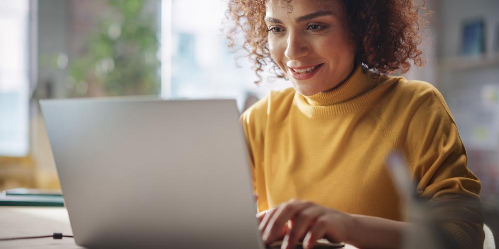 Zzp'er met laptop werkend aan eigen website