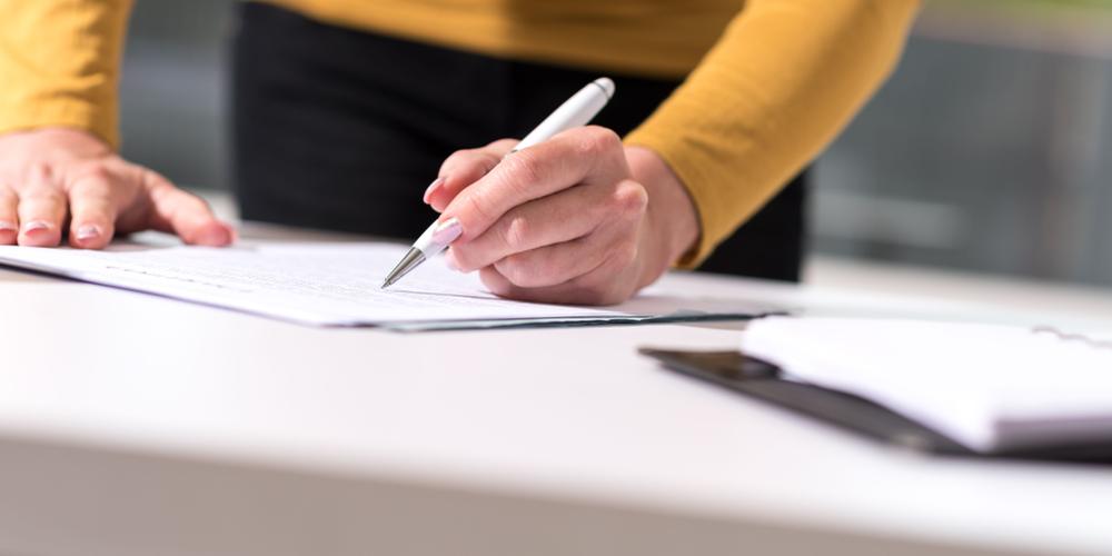 onderteken contract en voorwaarden met pen 