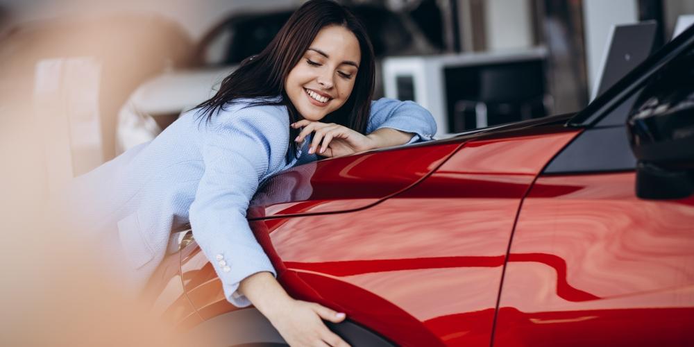 zzp'er knuffelt haar auto