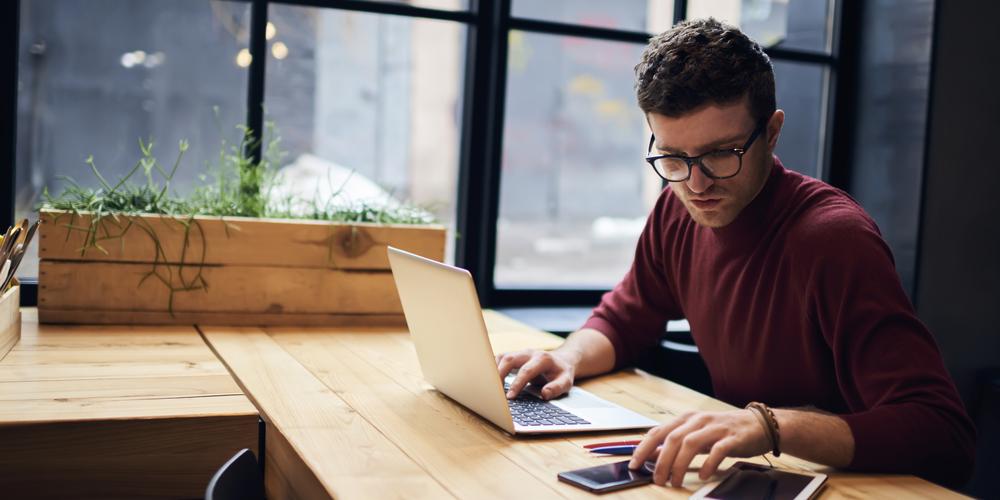 Ondernemer aan het werk op laptop