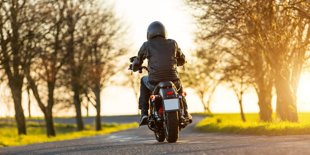 Man rijdt op de motor