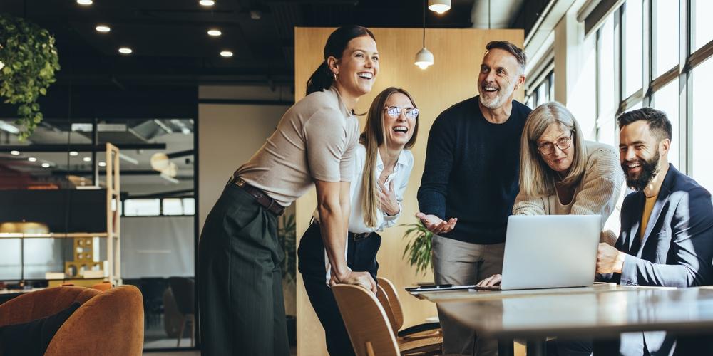 Samenwerkende, lachende collega's 