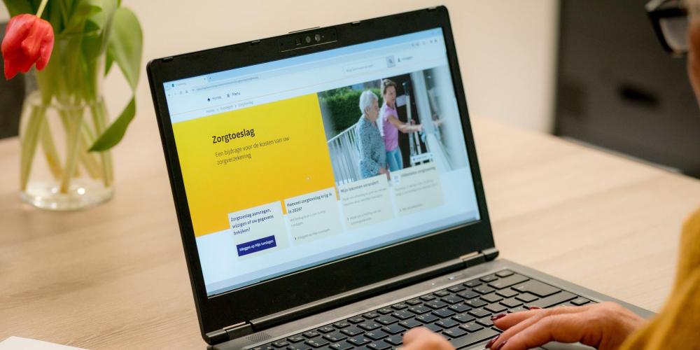 laptop met pagina zorgtoeslag belastingdienst