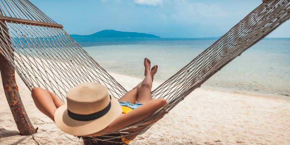vrouw ligt te relaxen in hangmat