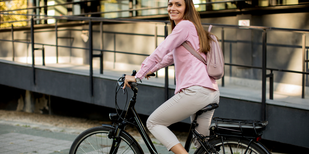 Vrouw fiets op elektrische fiets