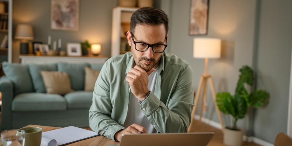 Man doet onderzoek op laptop