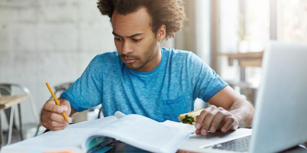 iemand die als zzp'er zonder diploma aan het werk is