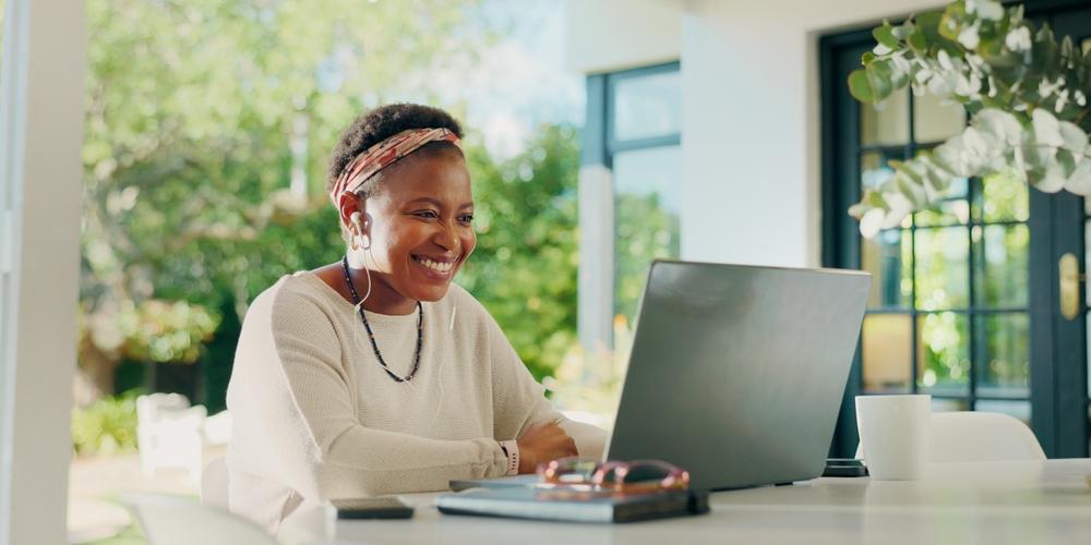 Vrouw vergelijkt zorgverzekeringen op laptop