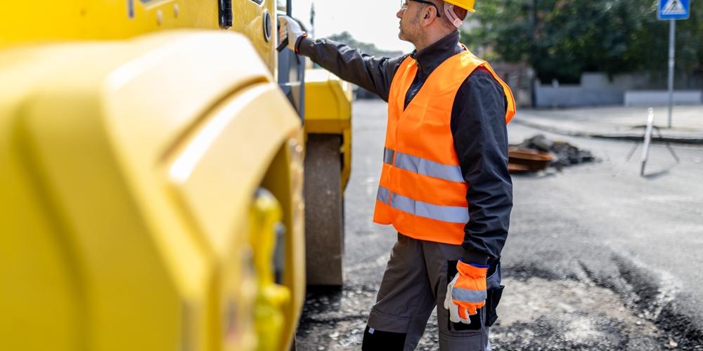 Zzp'er in veiligheidskleding werkt aan de weg