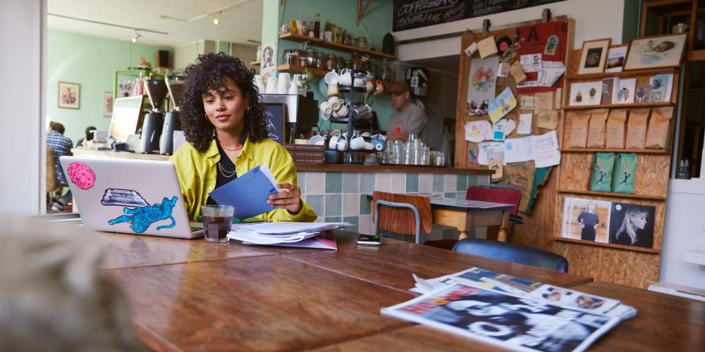 Vrouwelijke ondernemer zoekt belastingzaken uit