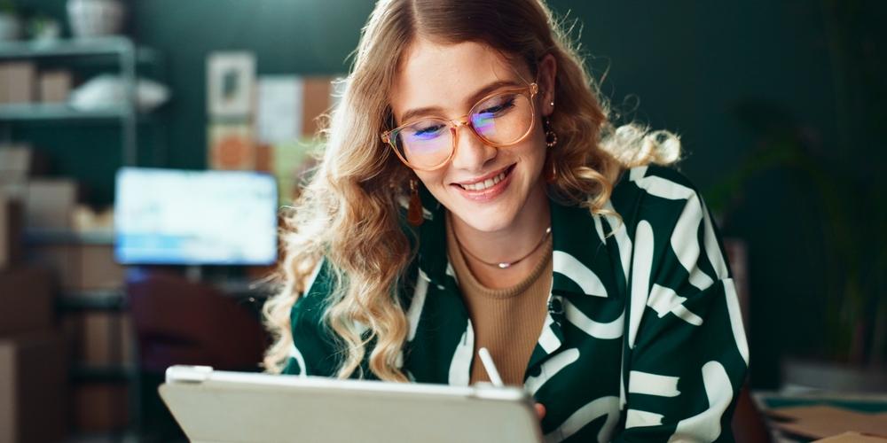 Onderneemster glimlachend achter laptop
