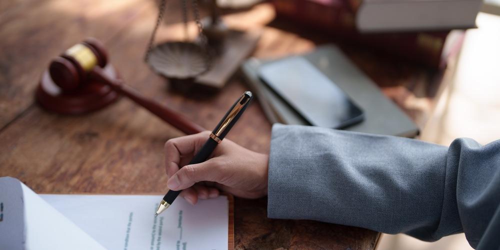 vrouw ondertekent contract