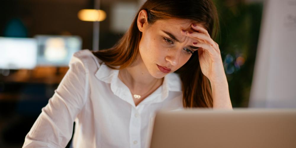 Vrouw vermoeid moeilijk kijkend aov