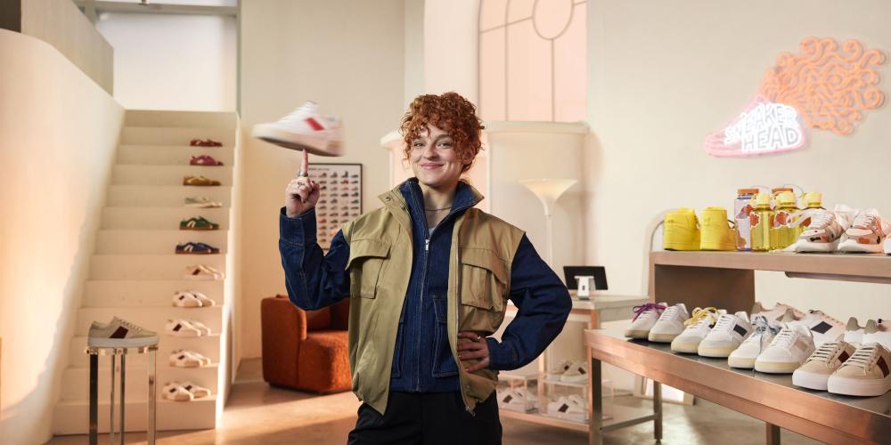 Ziggo internet vrouw in schoenenwinkel